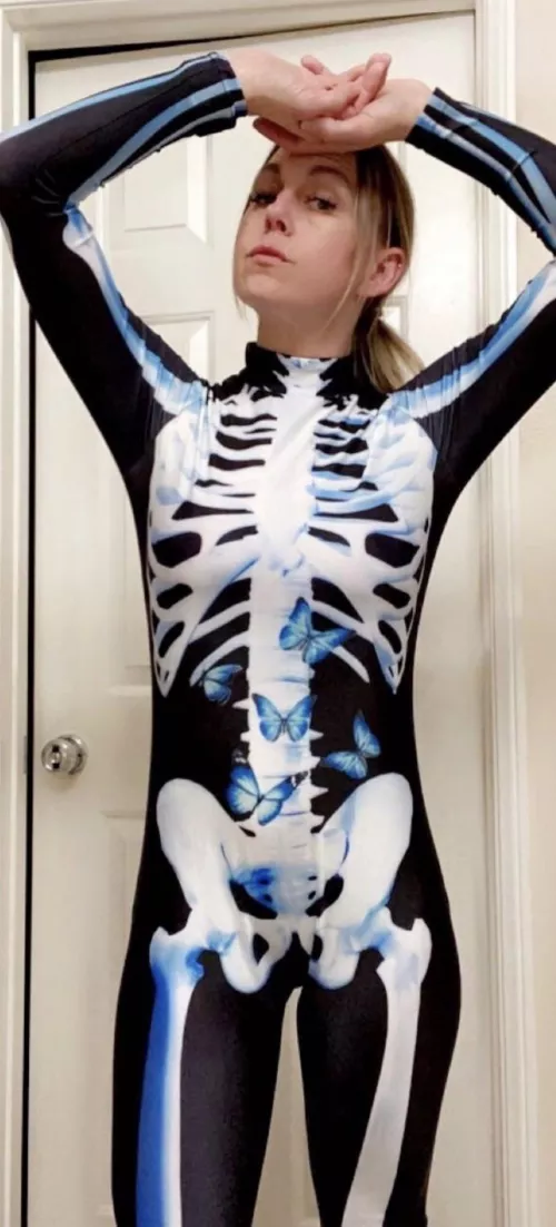 Trick or treat! How do you like my costume?? 🦋 💀 by talog1