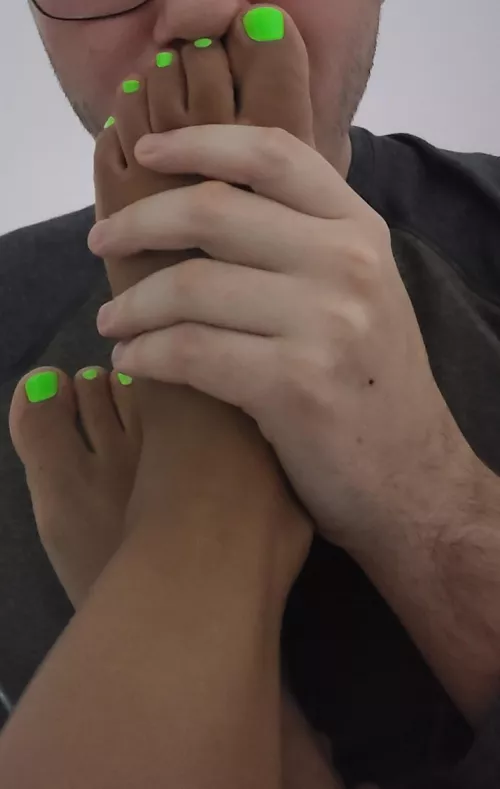 Tried a new color and he couldn't keep my feet out of his face... by dragongirl512