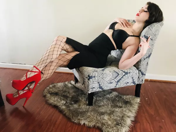 Tried doing some cute pin-up style pics today. by [deleted]