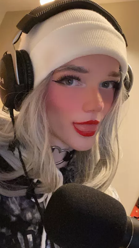 Tried to do an egirl look aha I think I need some new makeup ☺️ by blackpebbles15