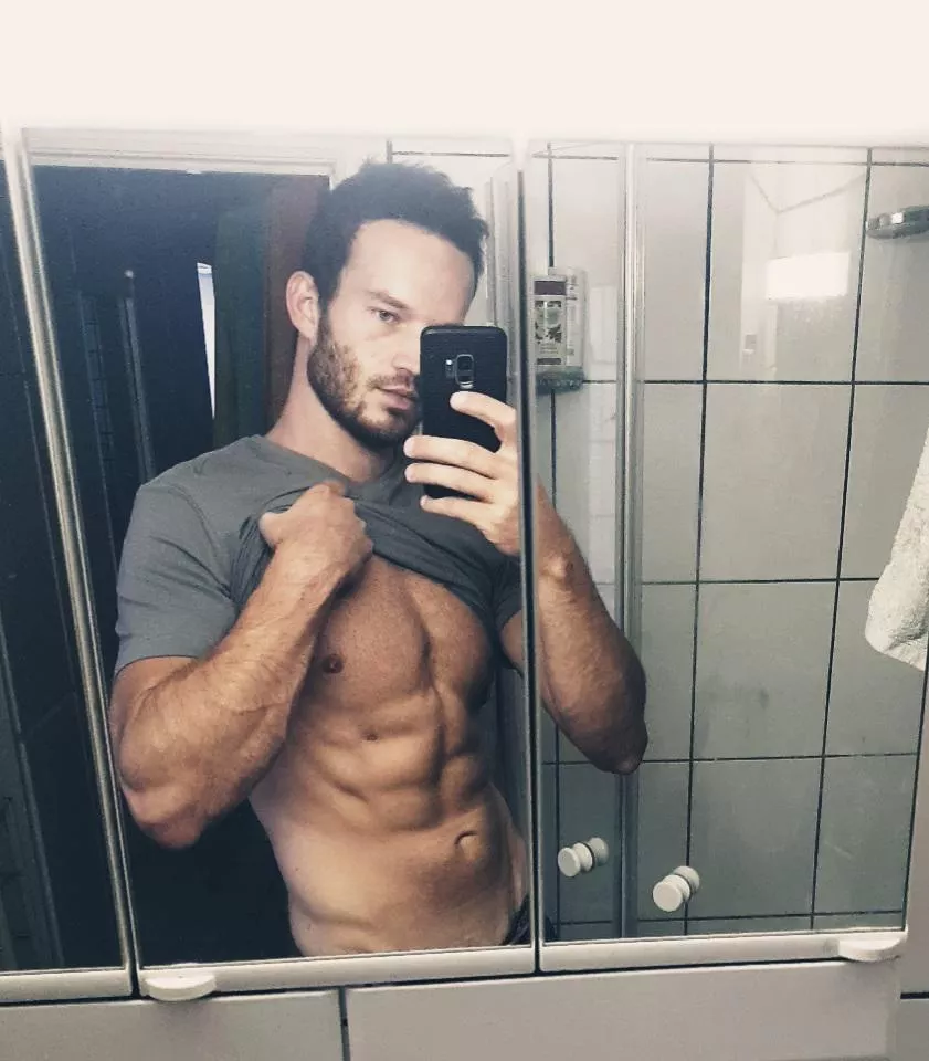 Tried to show off my somewhat mediocre abs. Liked the forearm better ;) posted by redb_ta