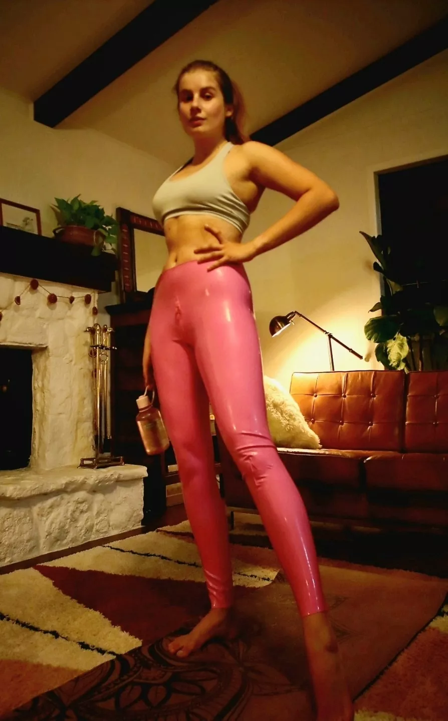 Trust latex to spice up any workout outfit 😅 posted by welcome_to_jezebels