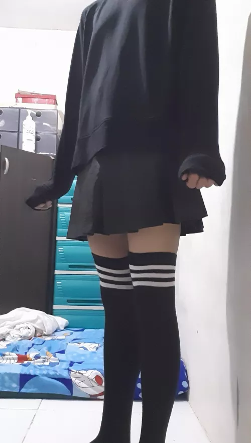 Truth be told, holding the end of your sleeves is extremely comfy :3 by Gelouwu