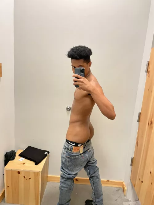 Trying on jeans by djellz