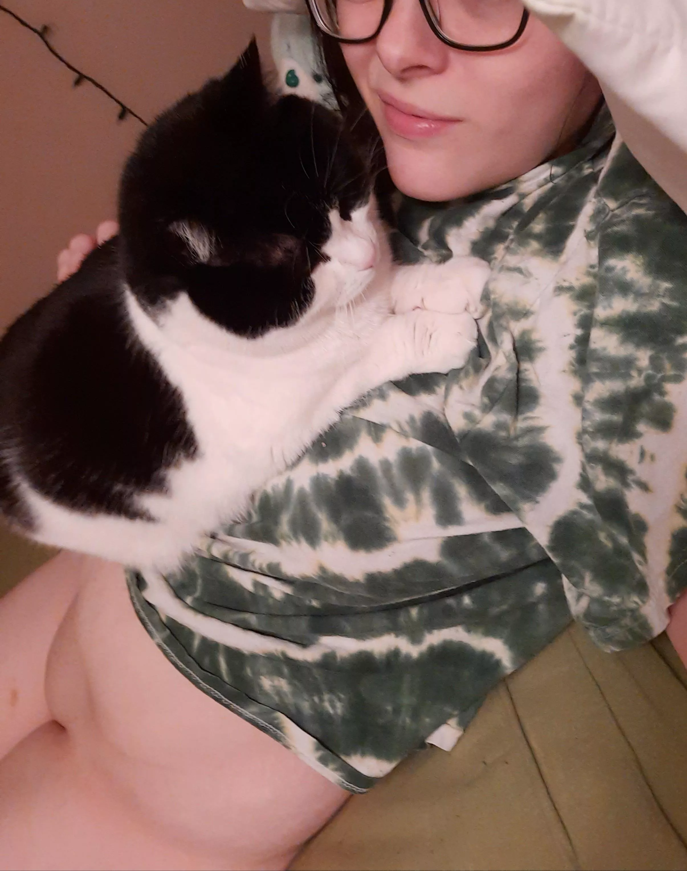 Trying to get pics of one pussy when the other depends love posted by june_jailer