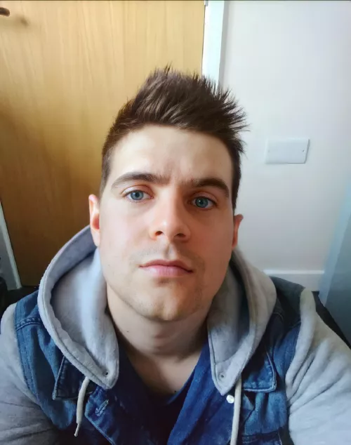 Trying to improve my confidence, so I'm here posting for the first time ever, anxiety is bad, so I'm hoping this will be the first step towards getting over it! I snapped this other day sitting in kitchen....😅 I felt exhausted and probably look it.  by Ass-Effekt