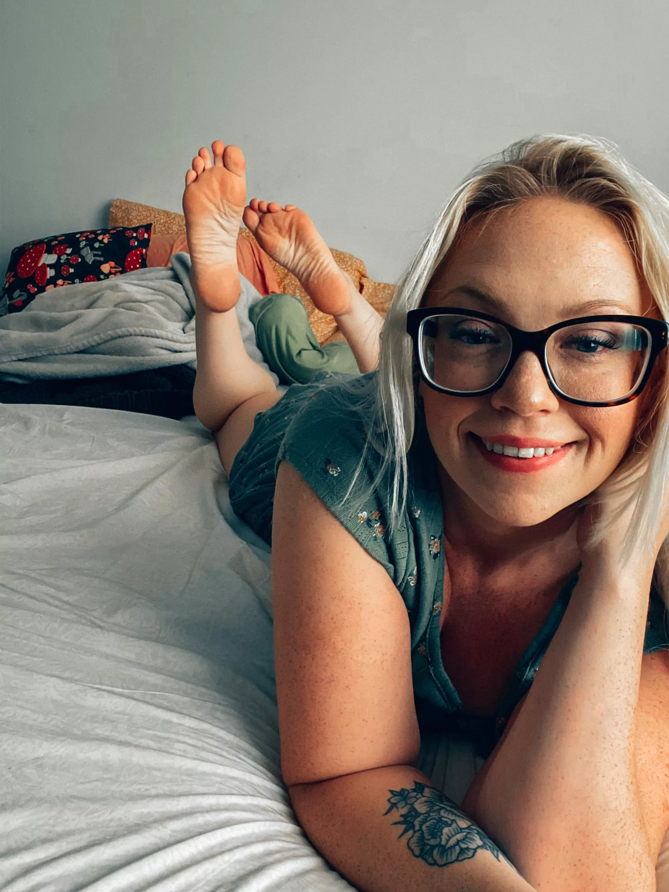 Trying to master The pose. How’s this one?😏😋 posted by littlemrsfeet2