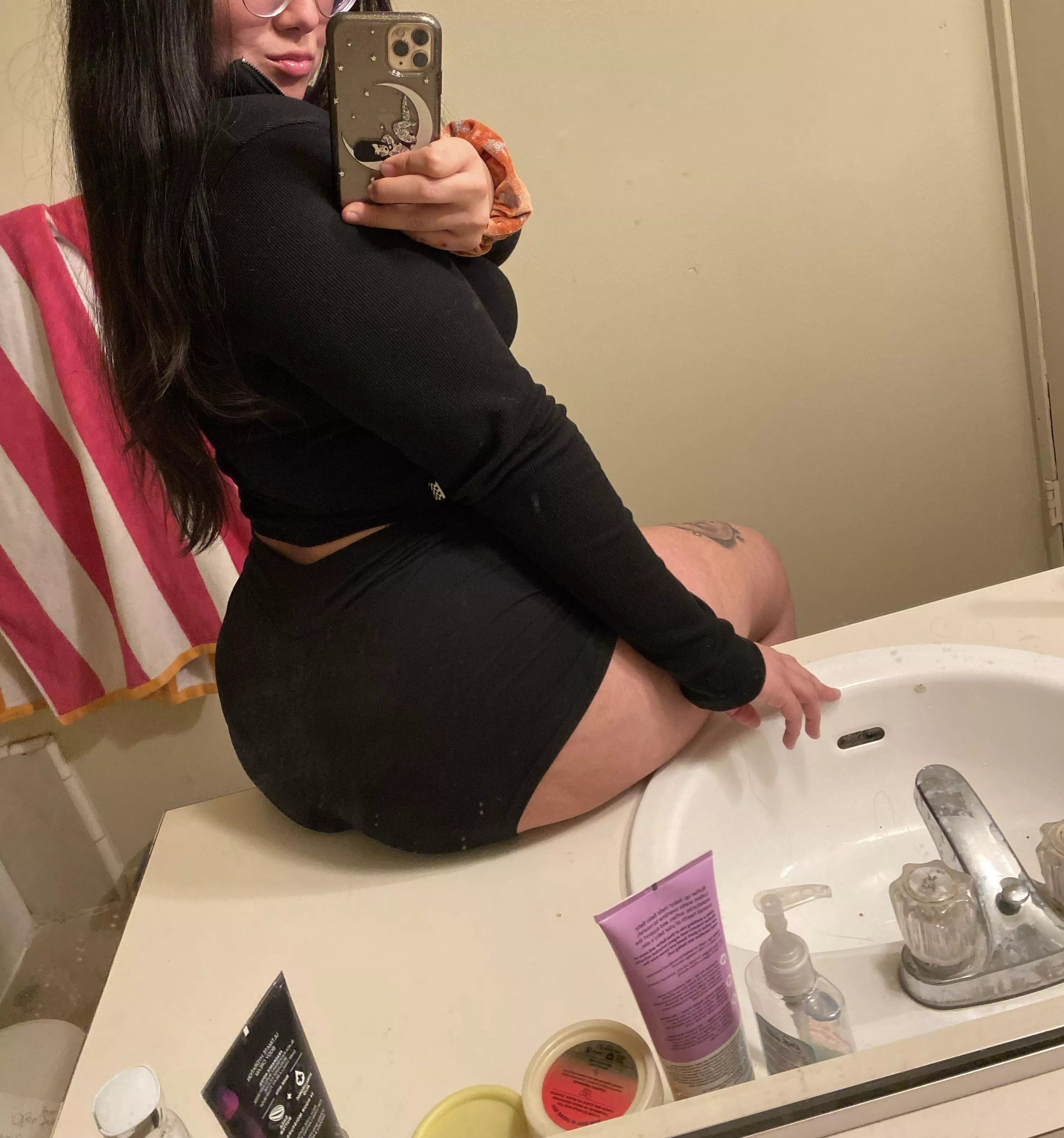 Tryna find a cute bi/lesbian girl to kick it and sesh with tonight… any takers? posted by Kalierosemami