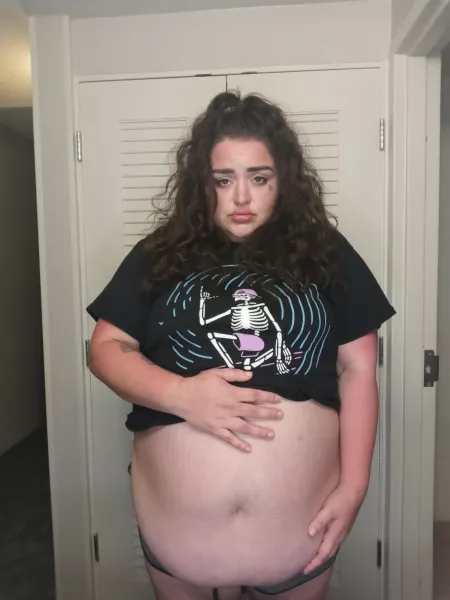 Tummy so big and full 🐖🧁💘 by CeciBby