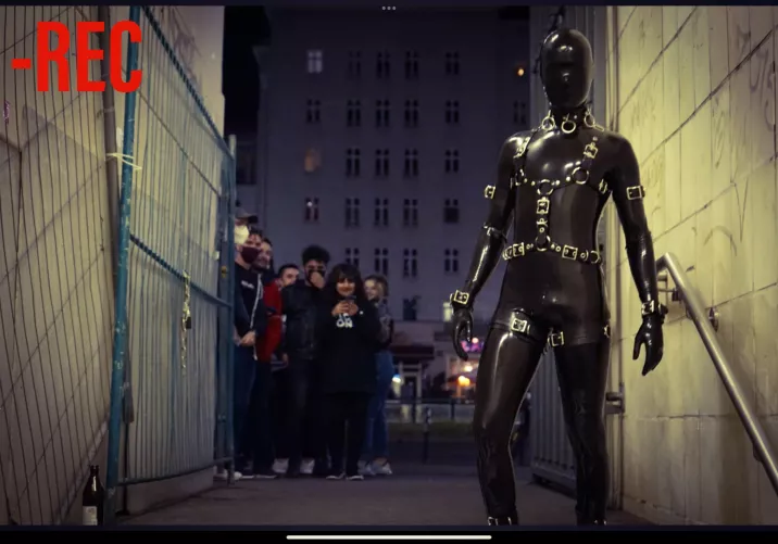 (twatter) LIVE . Strange figures appear out of local warehouse in River Falls . Attacks local street musician WTF is going on by DrStrangeLoveFRA