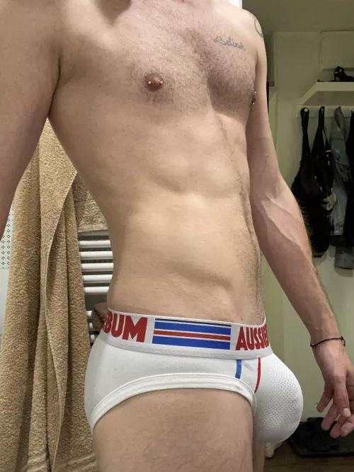 u guys like bulges? by gayswitch4snap