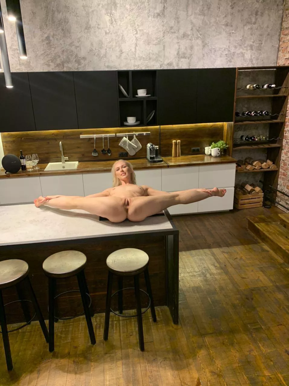 /u/annadelosshow serving up dinner posted by HobbesScotch