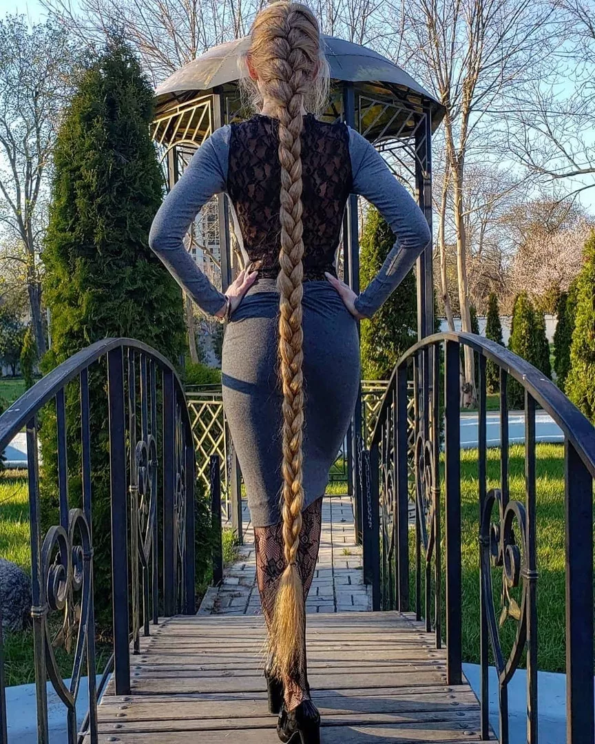 Ukrainian Alyona Kravchenko from Odessa has been growing her hair since she was five years old - she is now 34 years old, and she can boast a hair 1.8 meters long. posted by thellew