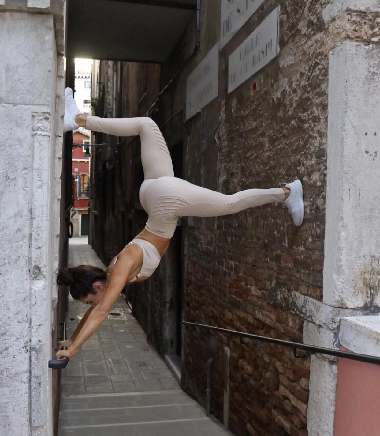 Uncommon Pose posted by bojangles1234567