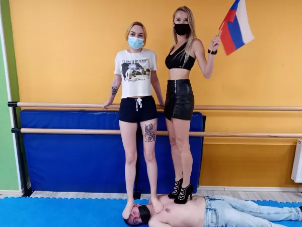 Under pressure of patriotic feet 👩‍⚖️ by Tr_champ