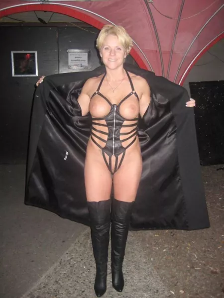 Under the coat by m00nh34dNSFW