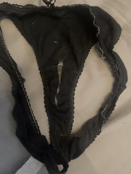 Upvote if you’d sniff the wife’s smelly panties! 👃 by pirateship-1