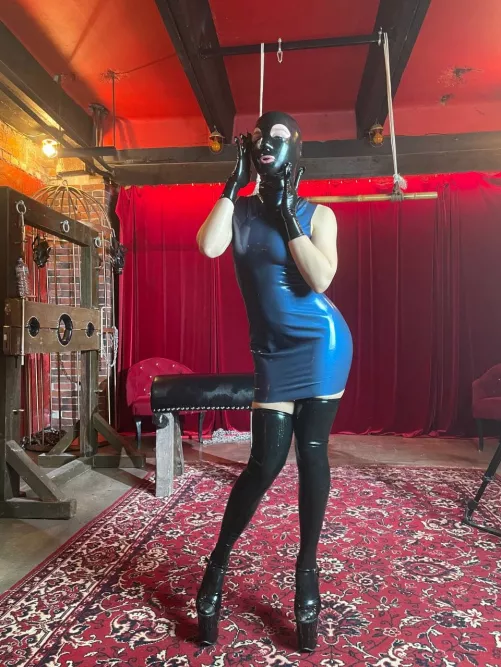 Very beautiful and sexy outfit, I think this color suits me, what do you think? by RenataFOX