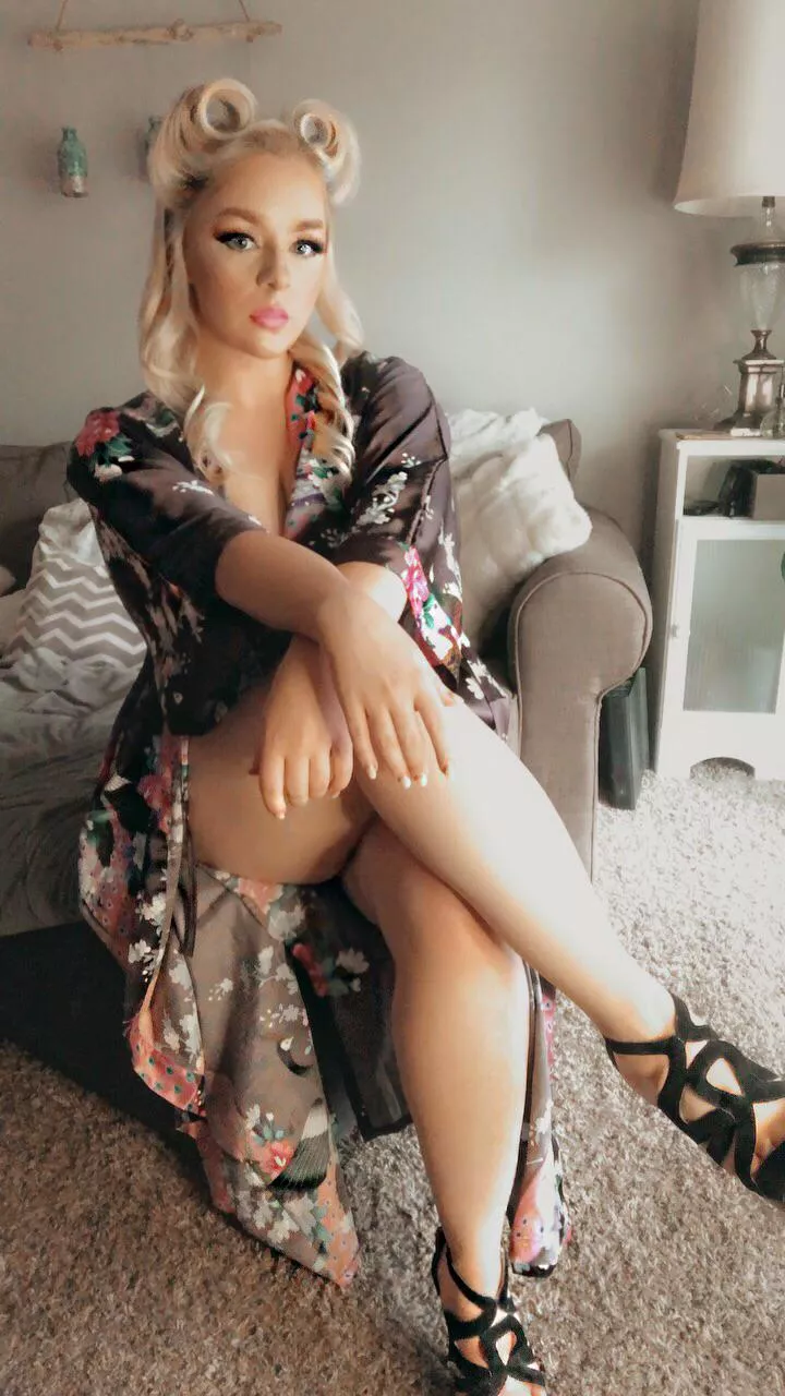 Victory rolls and a kimono 🌸 posted by Lorileilotti