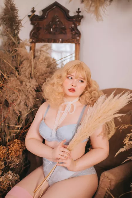 Vintage is where the chubby beauty thrives the most! by venusblessing_