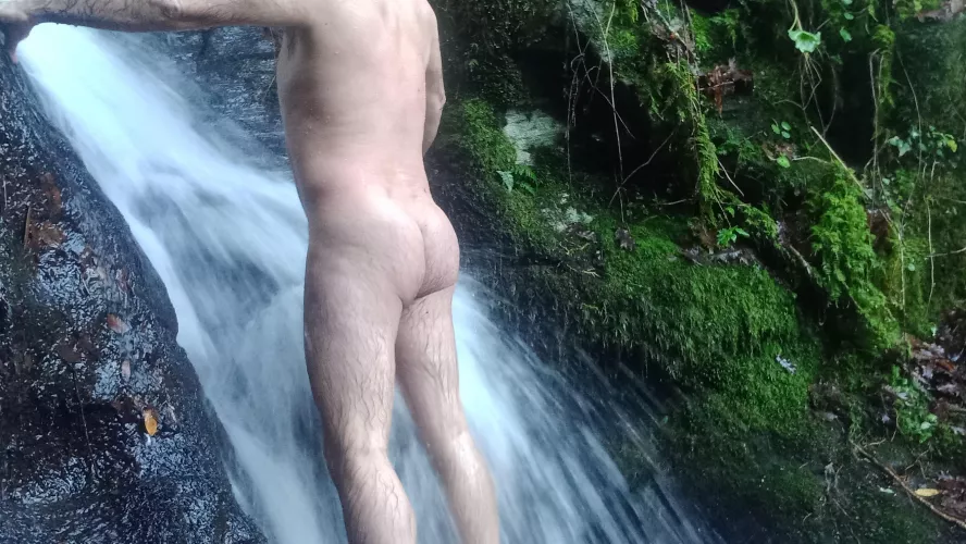 Visiting my private spa. by nakedbodyworld