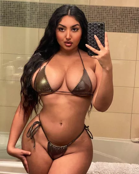 Voluptuous Indian babe. by sunnydelightt