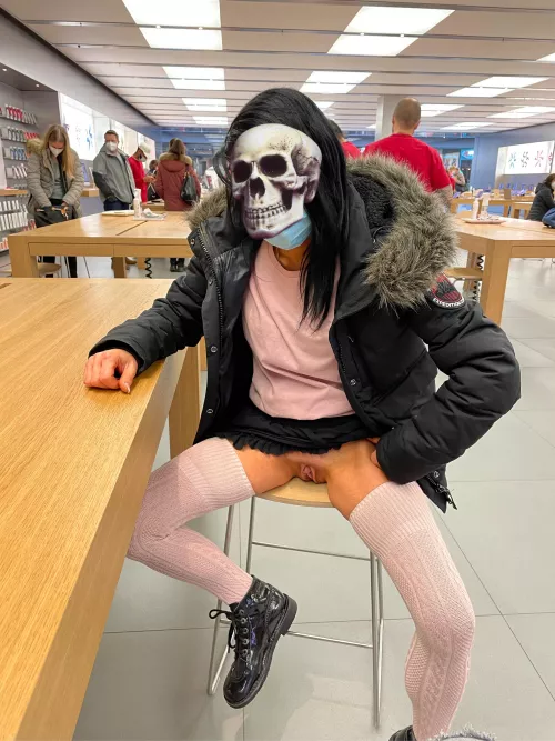 Waiting at the Genius Bar, got a warning from the security by futzelgumbuff