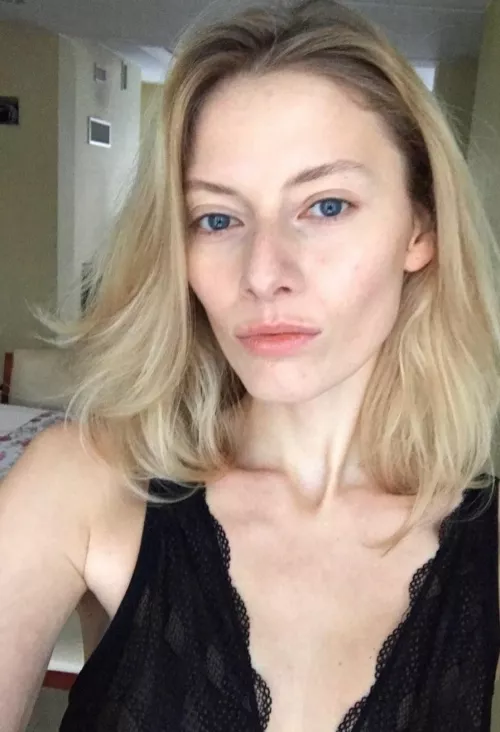 Waiting for a warm welcome for me, the new Queen. F26 by crybabygirl92