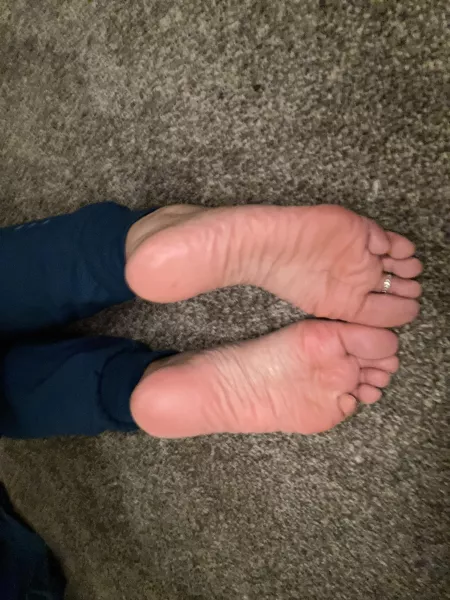 Waiting for some cum and someone to fuck my sole by Carmelfeet