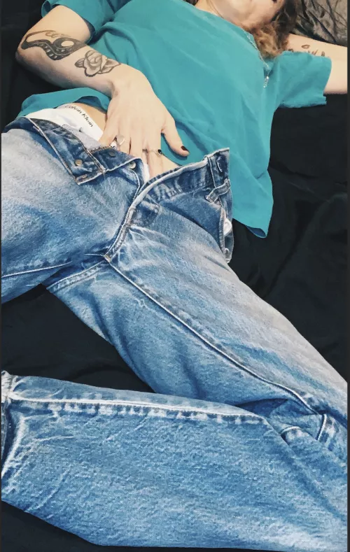 waiting for ya to hit my dm's ;) by ElectricalDisplay