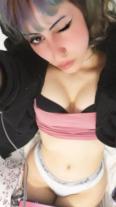 Wanna game?! If you can focus at least.. by CupidLina