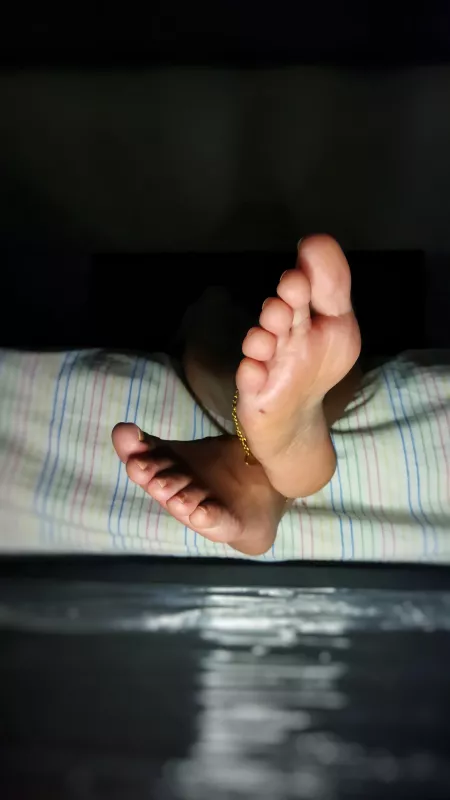 Wanna have my feet this close to your face?😏 by sarah_connelly