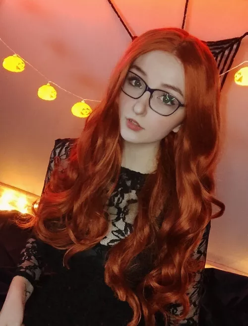 Wanna hold hands? by namineyy