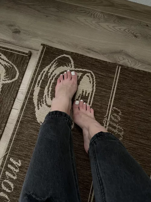 Wanna lick me between my toes ? by leyllah