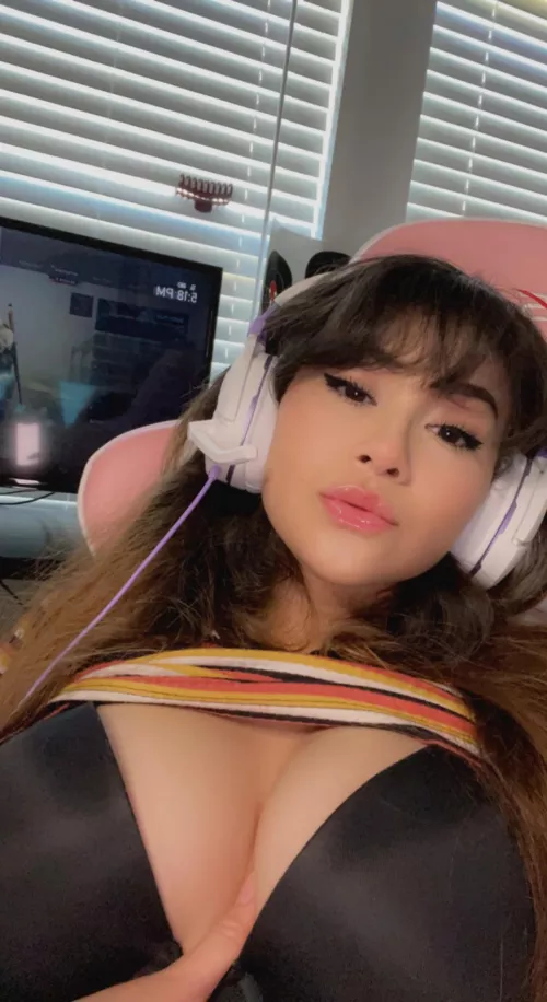 Wanna play with me 😉 by caramee