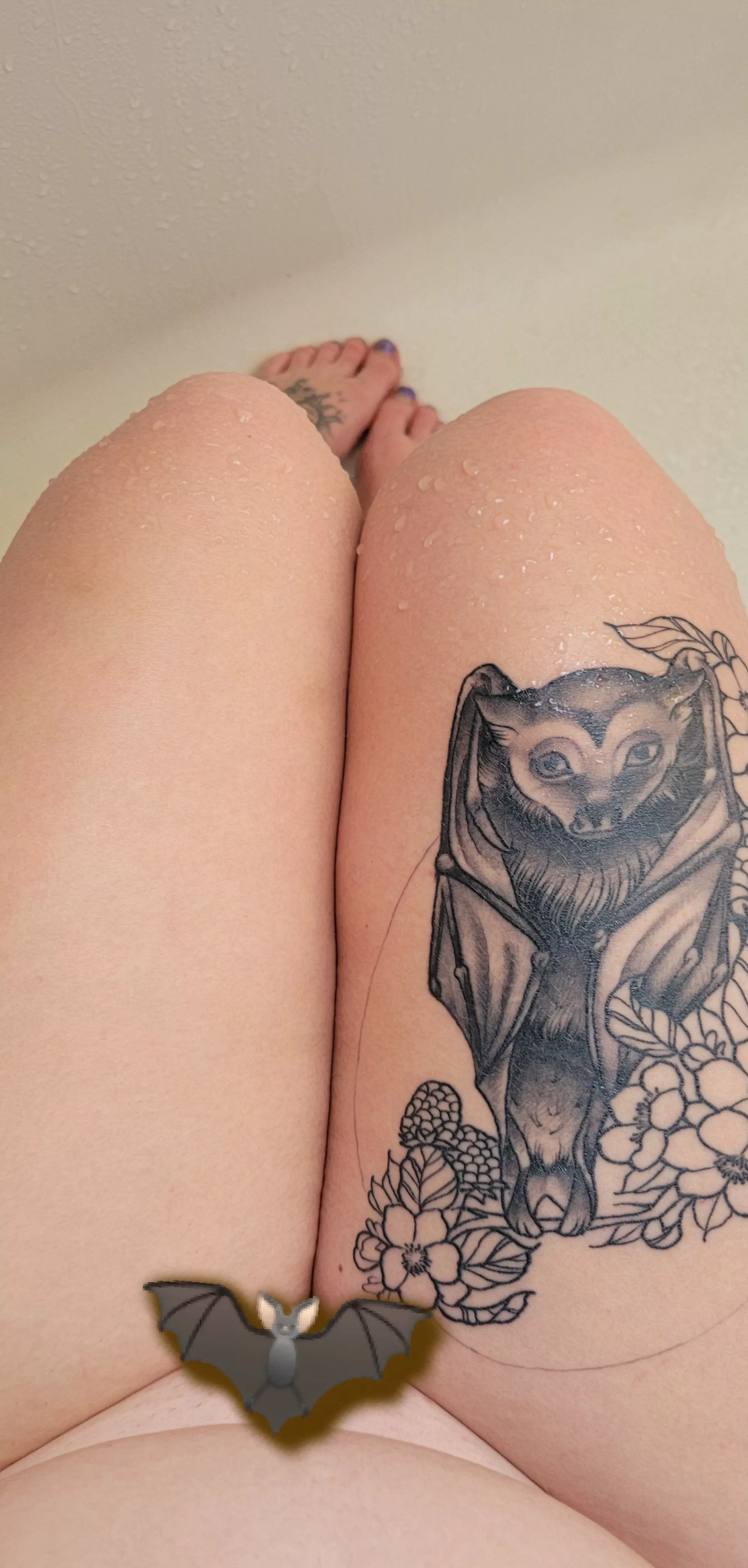 Wanna see whats between those thighs? (; posted by Many_Energy3622