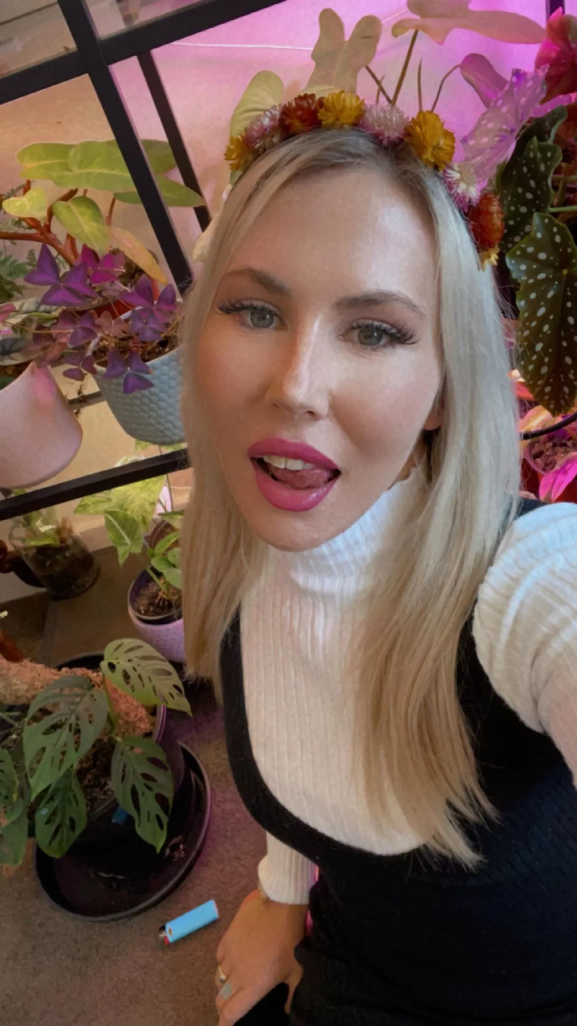 Wanna see what’s under my dress ? posted by Luna_Majjik