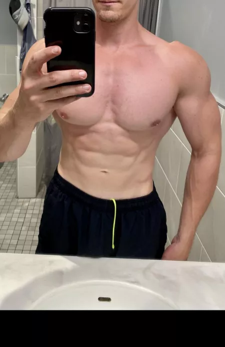 Wanna see what’s under the shorts? (M) by sendmenudeslol