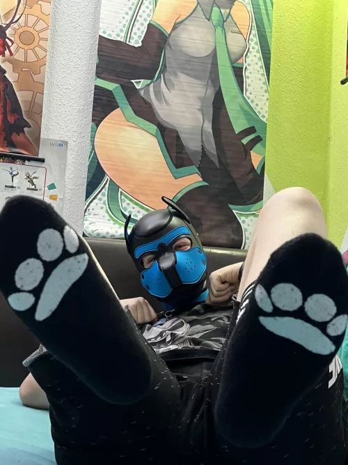 Wanna sniff my paws :3? by MagicTentacle