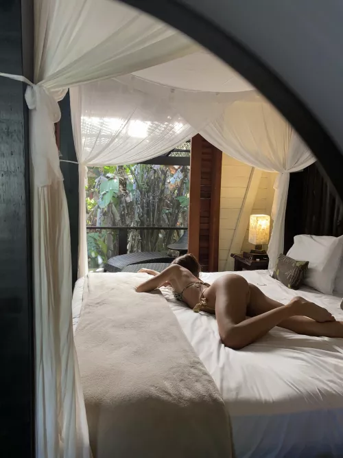 Wanna try out a spanish girl? by HienZimmer