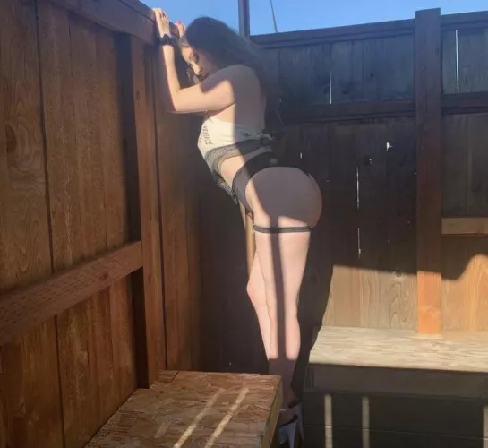 Want my 24y/o stripper booty in your lap? [OC] [F]👸🏻💋 by sapphirespins