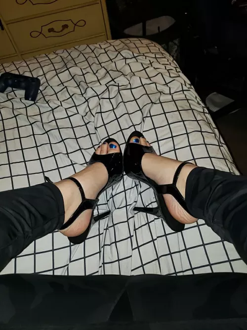 Want to cum on my heels and feet? by cd_ashley93
