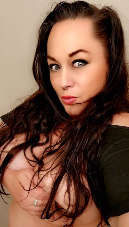 Want to see what's underneath? 😉 by Bellacarina94