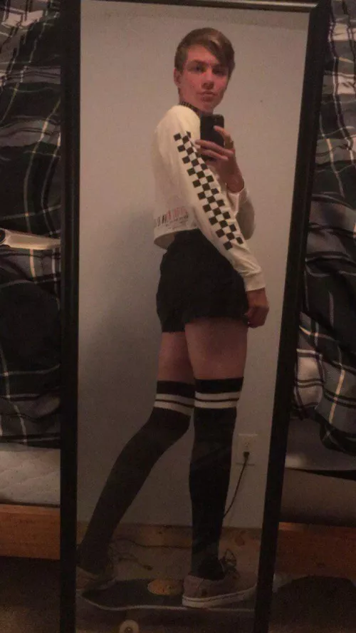 was practicing tricks and i saw myself in the mirror and was like DAM thats one flattering angle! by ChickenRenis