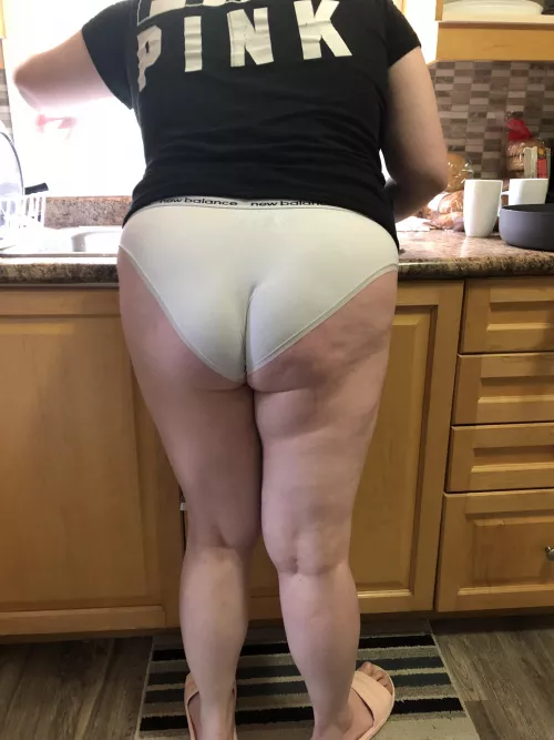 Washing the dishes by skywithdiamondss