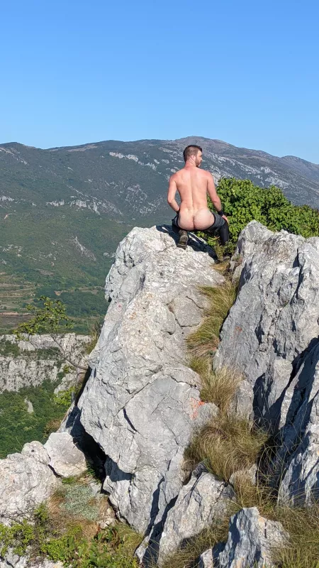 Watch closely on your next hike, there might be a hoe around 👀 by Nude-Druid