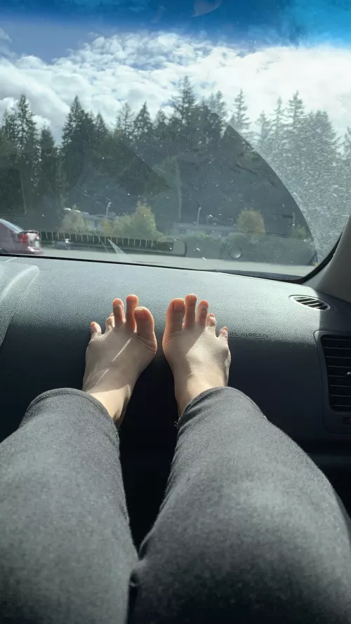 Watch me wiggle and scrunch my beans for the cars driving by 😘 by littlebittybeans