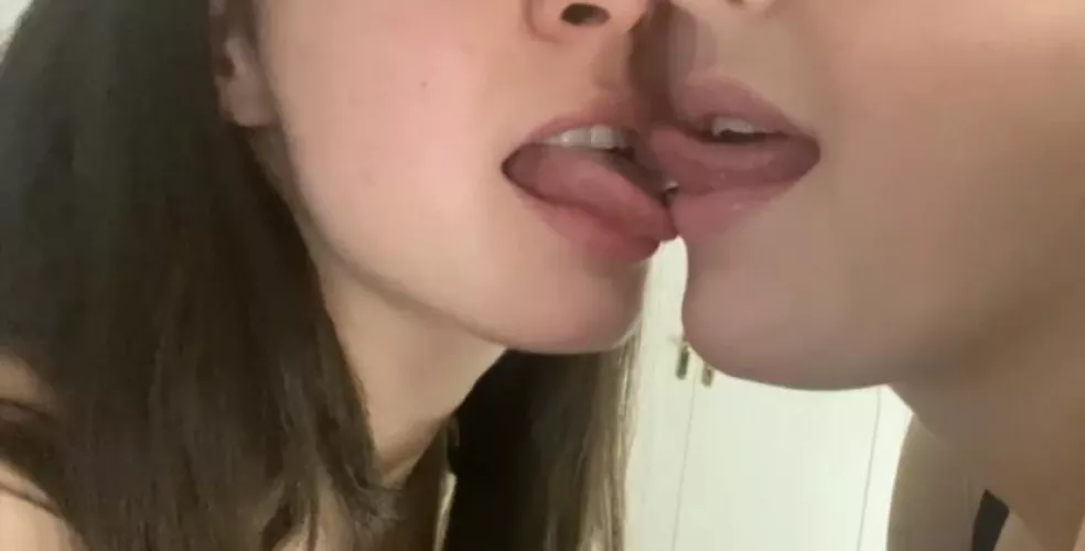we love to makeout <3 (21F/24F) by lilbabymads