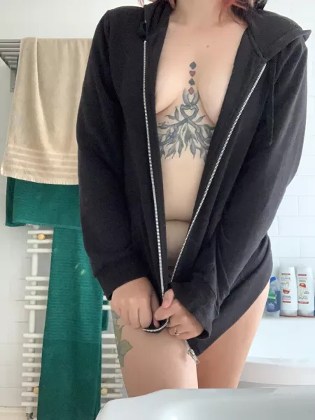 Wearing nothing but the hoodie you let me “borrow” by AmethystQ