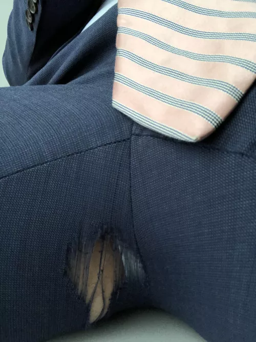 Well, I hope you’ve all had a better Monday than me. It turns out I’ve had a hole in my suit trousers that looks to have been there a while (41.) by rws01